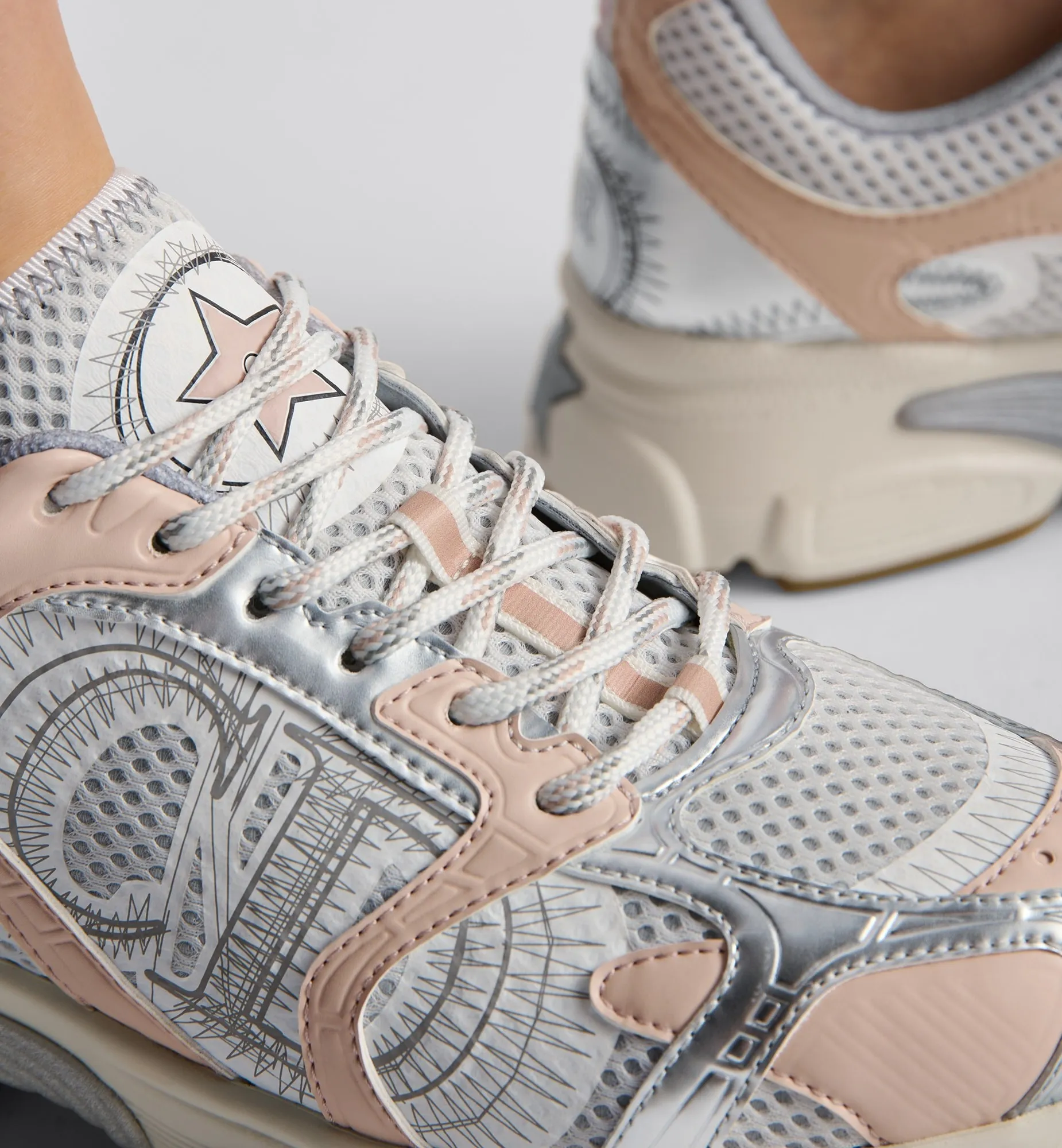 👟👟Ex-factory price 560👟👟 Dior Casual Sports Shoes Dad Shoes This new Dior Chrono sports shoe autumn ready-to-wear series reinterprets running shoes with Dior's high-end style. White and black mesh fabric with leather-effect panels, CD logo on the sides, star patch on the tongue and Dior logo on the heel, many details highlight the style. Using two-color laces, lightweight soles with star decoration, it can create a casual look all year round ▪️Size: 35-40